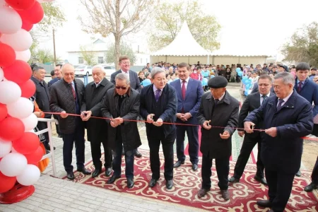 CЫР ЕЛІНДЕ БІР МЕЗЕТТЕ 80 CПОРТ-ОЙЫН АЛАҢЫ, 40 АВТОБУС, ОҚУШЫЛАР ҮЙІ МЕН ЖАҢА БАЛАБАҚША БЕРІЛДІ