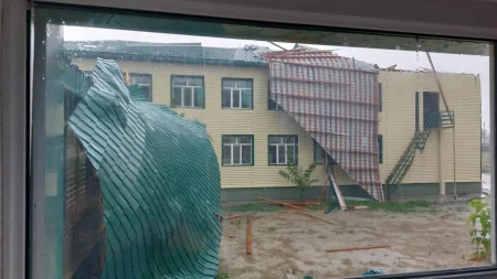 Қызылордада қатты соққан желден мектептің шатыры ұшып кетті