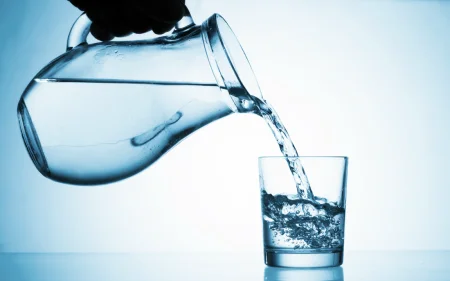 Ғалымдар күніне екі литр су ішу денсаулыққа зиян екенін анықтады