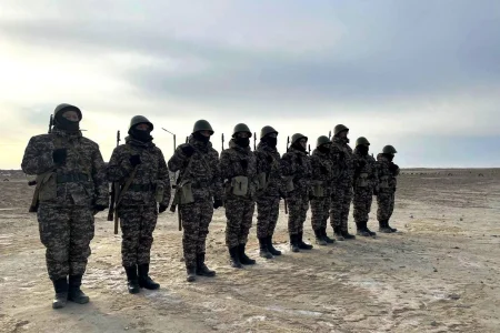 Әкери ант алдында қарудан оқ атты