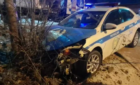 Қызылордада патруль полициясының көлігі ағашқа соғылды