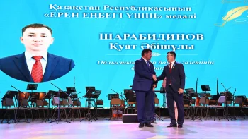 ОБЛЫС ӘКІМІ БАҚ ҚЫЗМЕТКЕРЛЕРІН КӘСІБИ МЕРЕКЕМЕН ҚҰТТЫҚТАДЫ