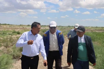 АУДАН ӘКІМІ АЙДАРЛЫ АУЫЛЫНДАҒЫ ЕГІН ЖӘНЕ ҚҰС ШАРУАШЫЛЫҒЫ ЖҰМЫСЫМЕН ТАНЫСТЫ