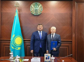 АЙМАҚ БАСШЫСЫ ЕҢБЕК АРДАГЕРЛЕРІН ҚҰТТЫҚТАДЫ