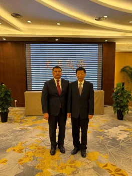 ОБЛЫС ӘКІМІ ШЭНЬСИ ПРОВИНЦИЯСЫНЫҢ ГУБЕРНАТОРЫМЕН КЕЗДЕСТІ