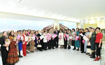 АЙМАҚ БАСШЫСЫ «АНАҒА ТАҒЗЫМ» ОРТАЛЫҒЫНДА ҚЫЗЫЛОРДАЛЫҚ АРУЛАРДЫ ҚҰТТЫҚТАДЫ