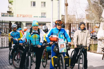 ӨЗБЕКСТАНДЫҚ ВЕЛОСИПЕДШІ ХУРСАНД ШЕРОВ ҰЛЫ ОТАН СОҒЫСЫНЫҢ БАТЫРЫ МӘНШҮК МӘМЕТОВАНЫҢ ЕСКЕРТКІШІНЕ ТАҒЗЫМ ЕТТІ
