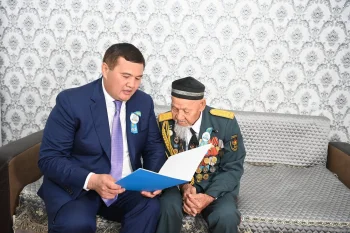 АЙМАҚ БАСШЫСЫ ҰЛЫ ОТАН СОҒЫСЫНЫҢ АРДАГЕРІ ЯХИЯ ТАСЫРОВТЫ  ЖЕҢІСТІҢ 80 ЖЫЛДЫҒЫМЕН ҚҰТТЫҚТАДЫ