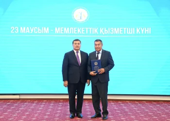 МЕМЛЕКЕТТІК ҚЫЗМЕТШІЛЕР МАРАПАТ ТӨРІНЕН КӨРІНДІ