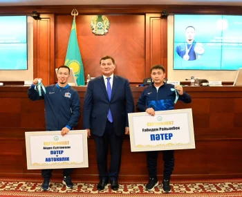 ҚЫЗЫЛОРДА ОБЛЫСЫНЫҢ ӘКІМІ ӘЛЕМ ЧЕМПИОНЫ МЕН БАПКЕРІНЕ ПӘТЕР ЖӘНЕ КӨЛІК КІЛТТЕРІН ТАБЫС ЕТТІ