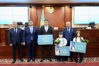 АЙМАҚ БАСШЫСЫ ПАРАПАУЭРЛИФТИНГТЕН ӘЛЕМ ЧЕМПИОНДАРЫМЕН КЕЗДЕСТІ