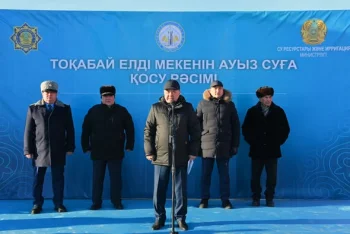 АРАЛ АУДАНЫНДАҒЫ ЕРІМБЕТЖАҒА ЕЛДІ МЕКЕНІНЕ АУЫЗ СУ ЖЕТКІЗІЛДІ