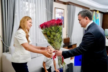Танымал бейнероликтің кейіпкері үш жасар Әміреге Мемлекет басшысының Алғыс хаты табыс етілді